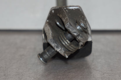 Snett nerifrån på Fotpinne från en Suzuki DL 1000 -2004 motorcykel.