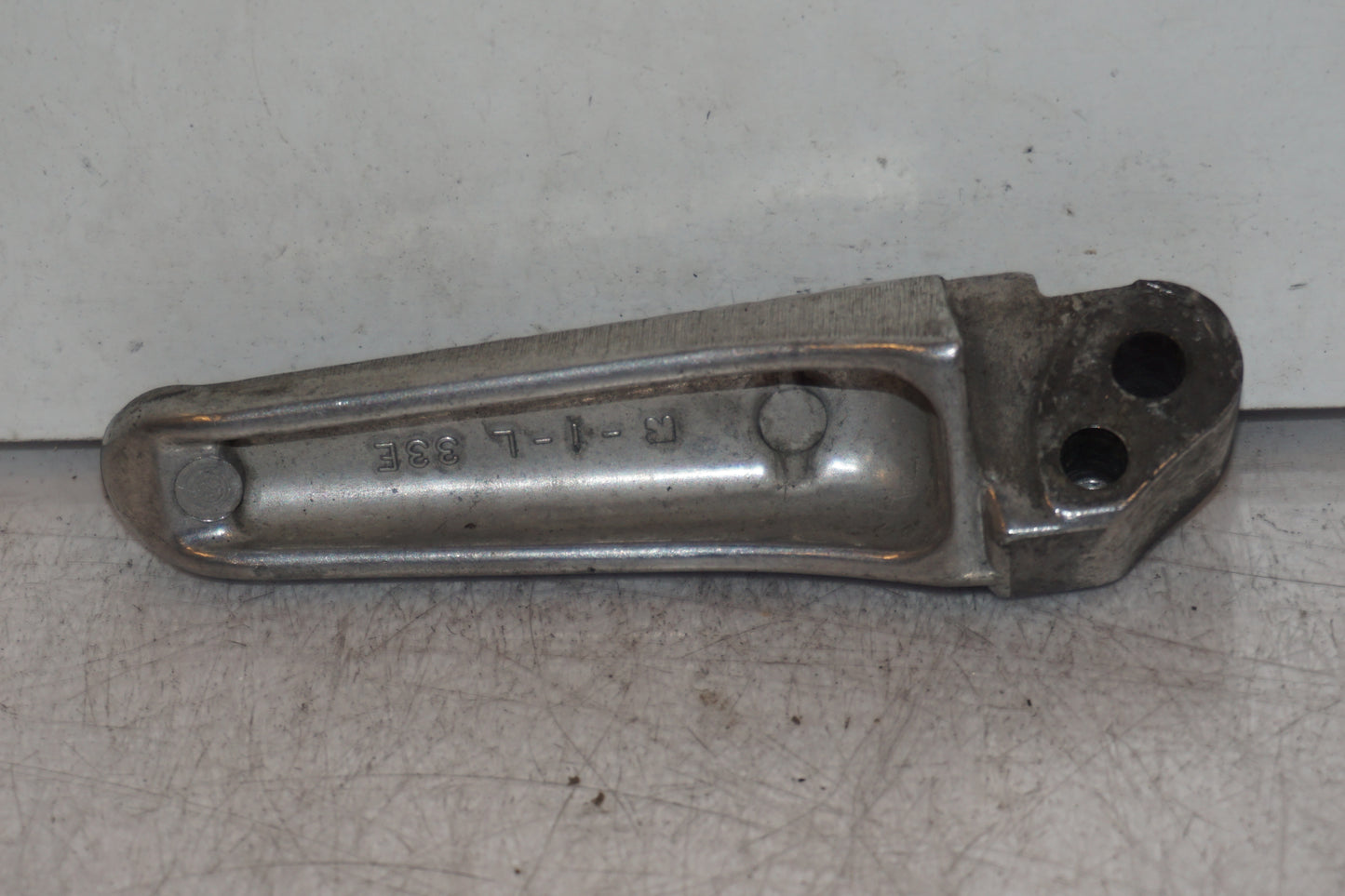 Baksidan på Fotpinne från en Suzuki TL 1000 S -1998 motorcykel.