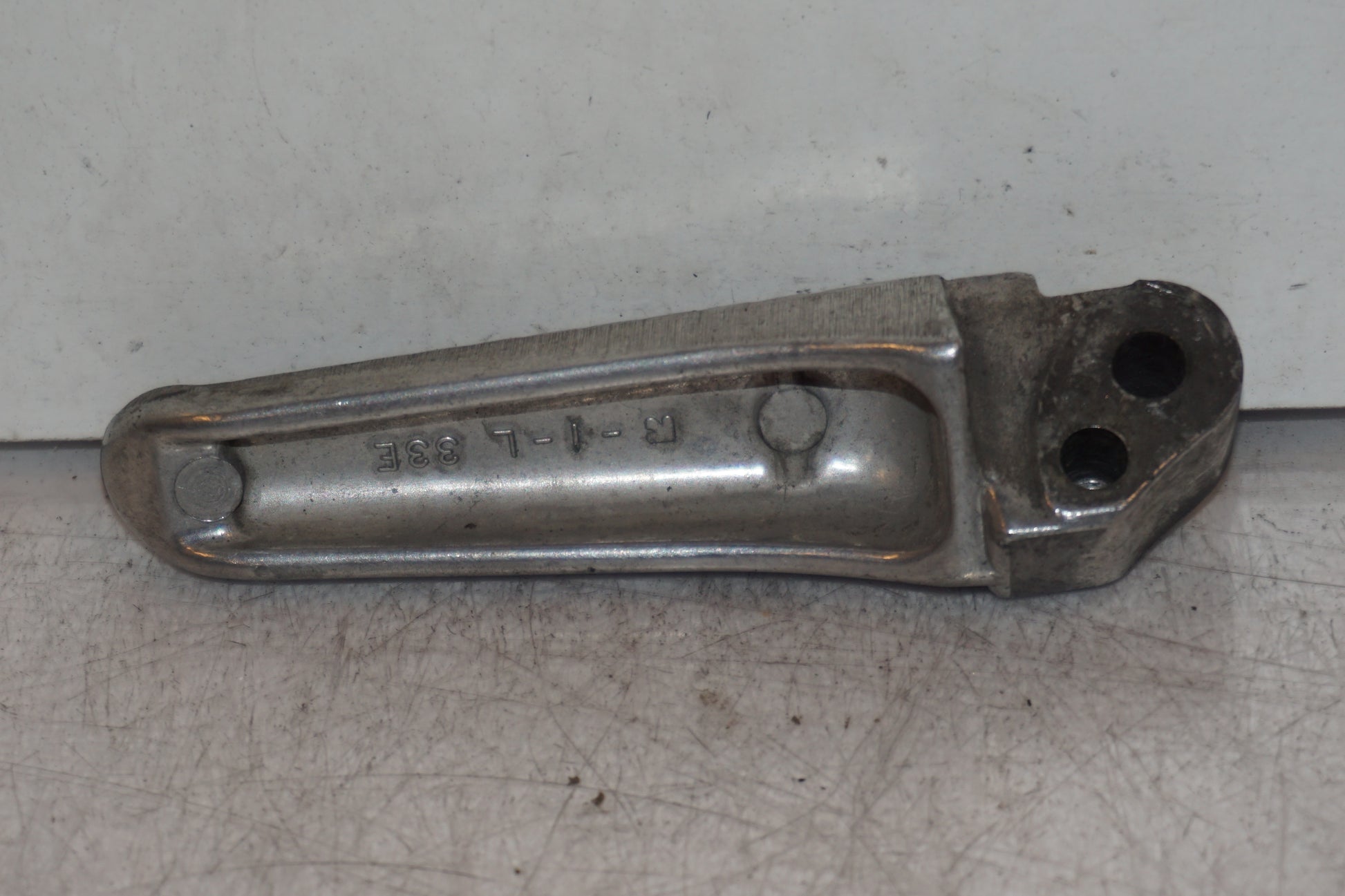 Baksidan på Fotpinne från en Suzuki TL 1000 S -1998 motorcykel.