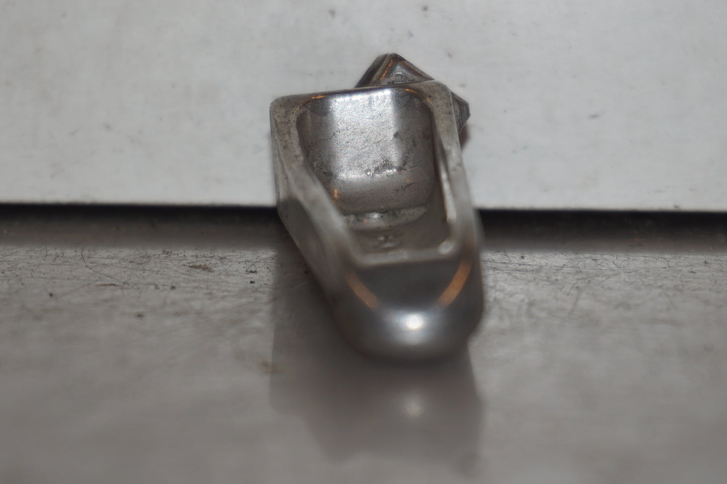 Vänster sida på Fotpinne från en Suzuki TL 1000 S -1998 motorcykel.