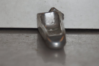 Vänster sida på Fotpinne från en Suzuki TL 1000 S -1998 motorcykel.