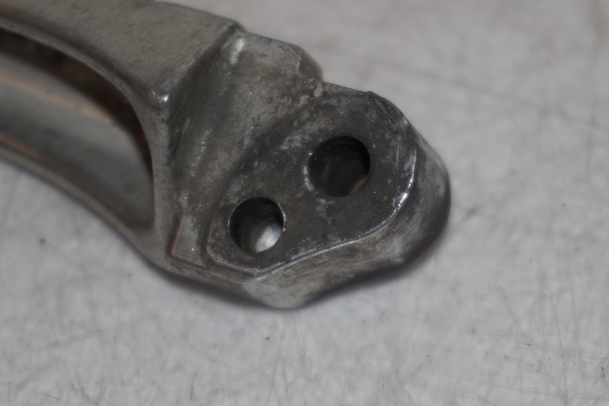 Snett nerifrån på Fotpinne från en Suzuki TL 1000 S -1998 motorcykel.