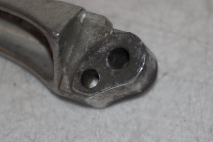 Snett nerifrån på Fotpinne från en Suzuki TL 1000 S -1998 motorcykel.