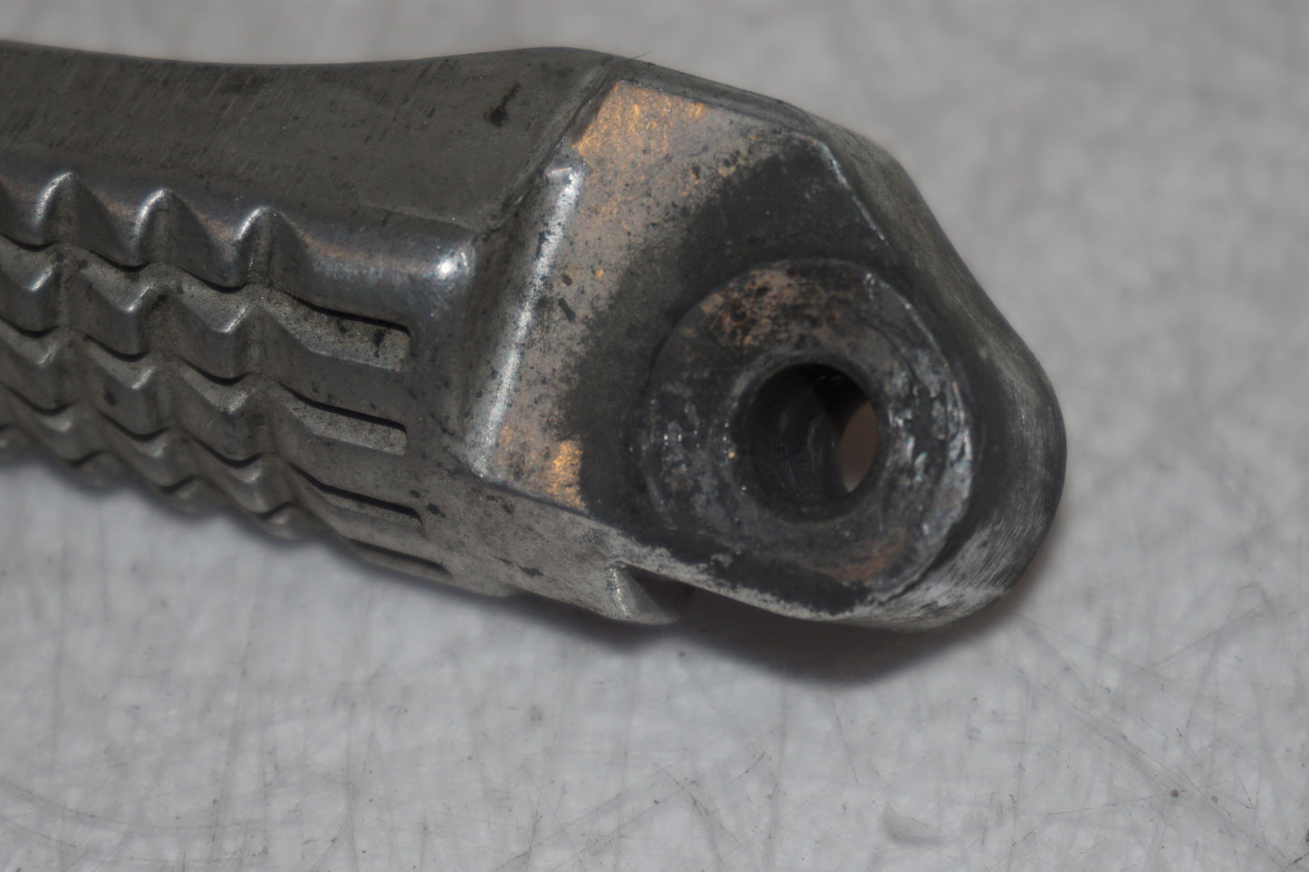 Extrabild1 på Fotpinne från en Suzuki TL 1000 S -1998 motorcykel.