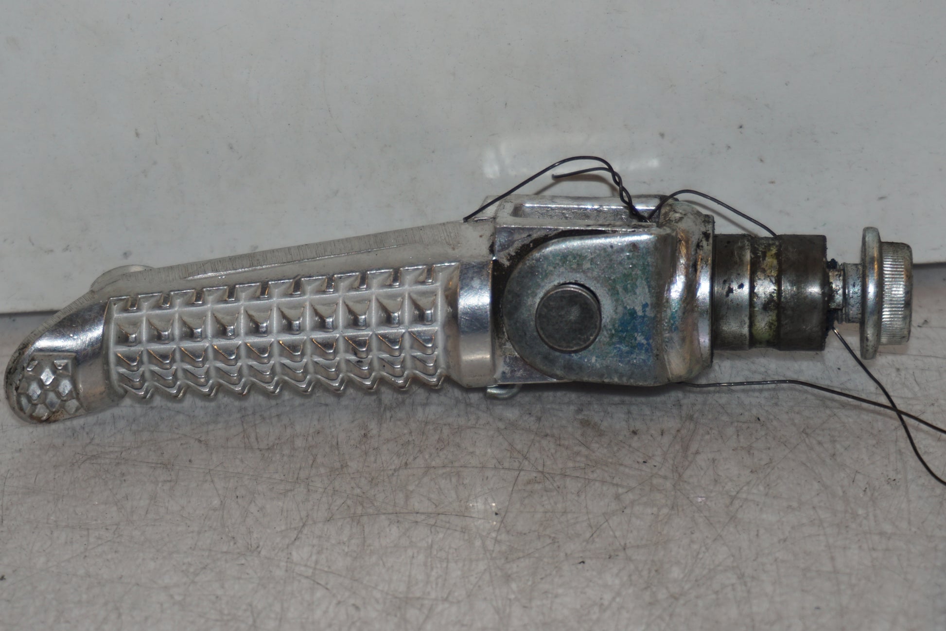 Framsidan på <p>Fotpinne vänster fram från Suzuki GSX-S 1000 2015.</p>

<p>Utan slitpig.</p> motorcykel.