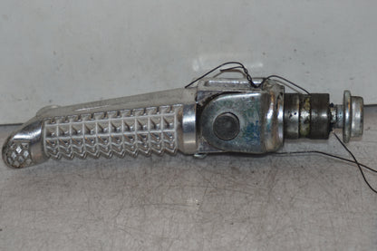 Framsidan på <p>Fotpinne vänster fram från Suzuki GSX-S 1000 2015.</p>

<p>Utan slitpig.</p> motorcykel.