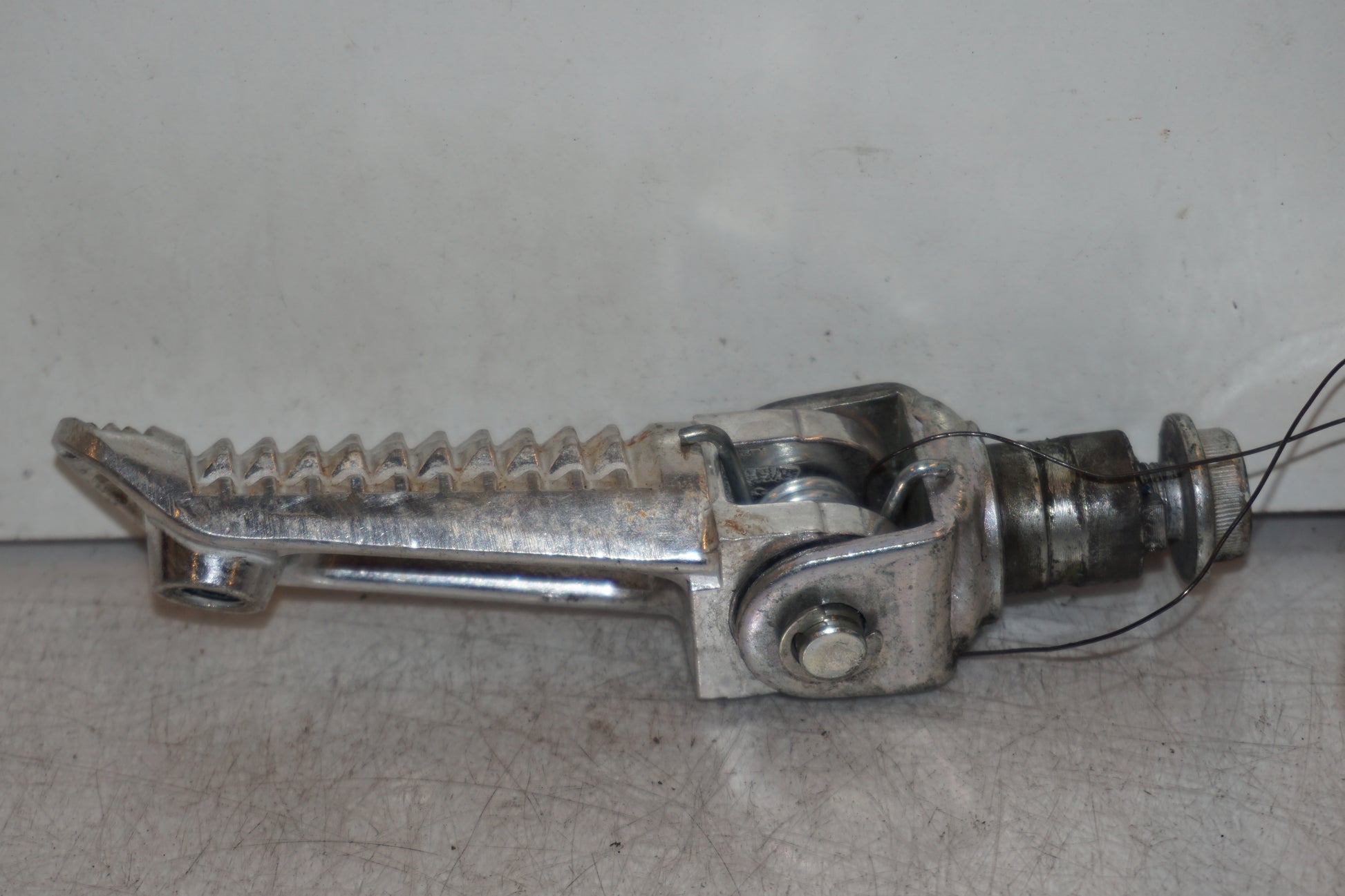 Baksidan på <p>Fotpinne vänster fram från Suzuki GSX-S 1000 2015.</p>

<p>Utan slitpig.</p> motorcykel.