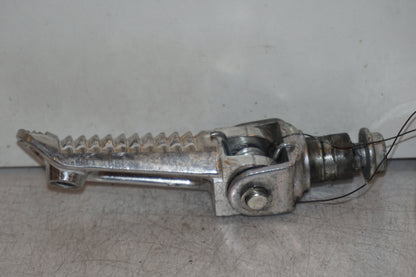 Baksidan på <p>Fotpinne vänster fram från Suzuki GSX-S 1000 2015.</p>

<p>Utan slitpig.</p> motorcykel.