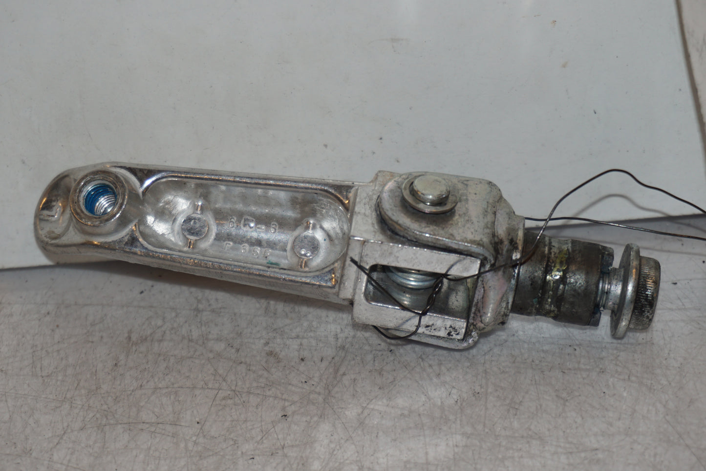 Höger sida på <p>Fotpinne vänster fram från Suzuki GSX-S 1000 2015.</p>

<p>Utan slitpig.</p> motorcykel.