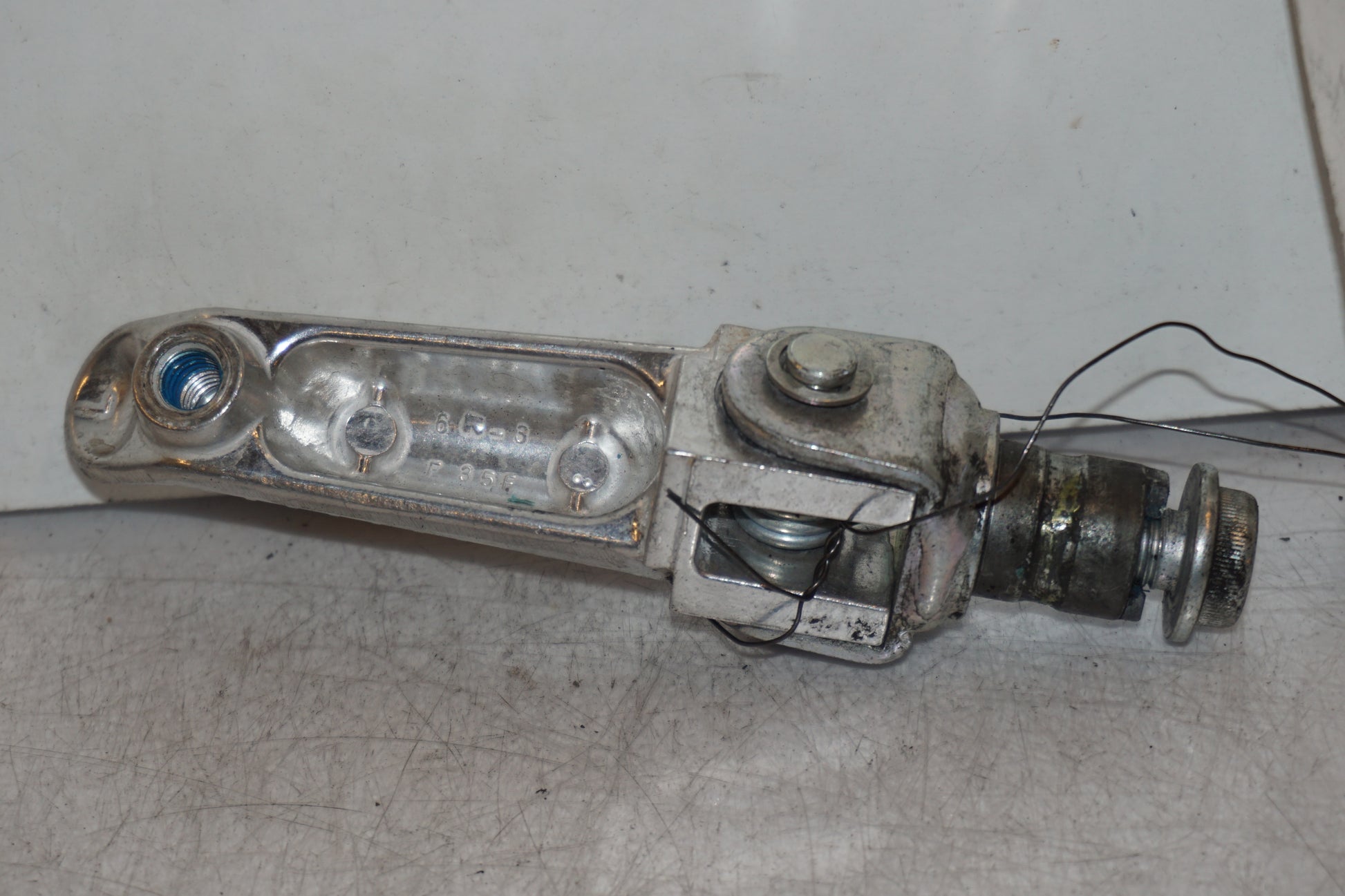 Höger sida på <p>Fotpinne vänster fram från Suzuki GSX-S 1000 2015.</p>

<p>Utan slitpig.</p> motorcykel.