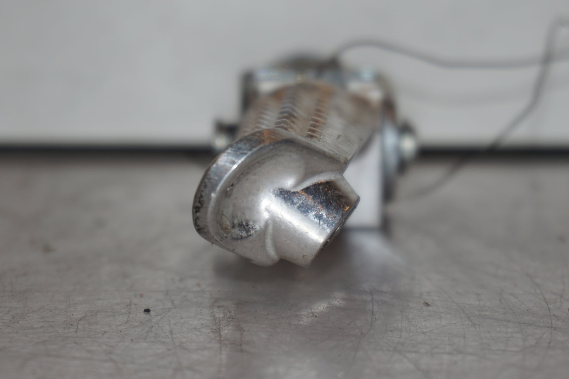 Vänster sida på <p>Fotpinne vänster fram från Suzuki GSX-S 1000 2015.</p>

<p>Utan slitpig.</p> motorcykel.