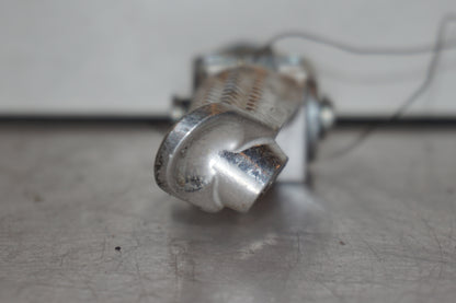 Vänster sida på <p>Fotpinne vänster fram från Suzuki GSX-S 1000 2015.</p>

<p>Utan slitpig.</p> motorcykel.