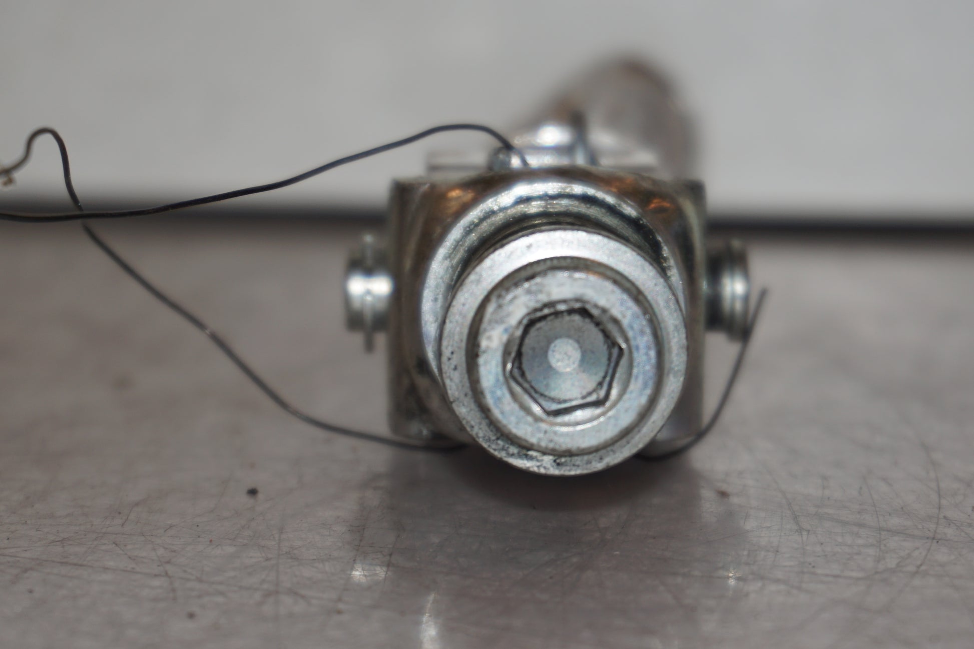 Snett uppifrån på <p>Fotpinne vänster fram från Suzuki GSX-S 1000 2015.</p>

<p>Utan slitpig.</p> motorcykel.