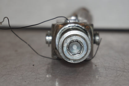 Snett uppifrån på <p>Fotpinne vänster fram från Suzuki GSX-S 1000 2015.</p>

<p>Utan slitpig.</p> motorcykel.