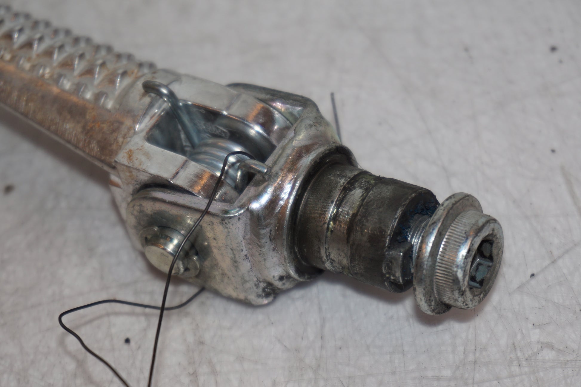 Snett nerifrån på <p>Fotpinne vänster fram från Suzuki GSX-S 1000 2015.</p>

<p>Utan slitpig.</p> motorcykel.