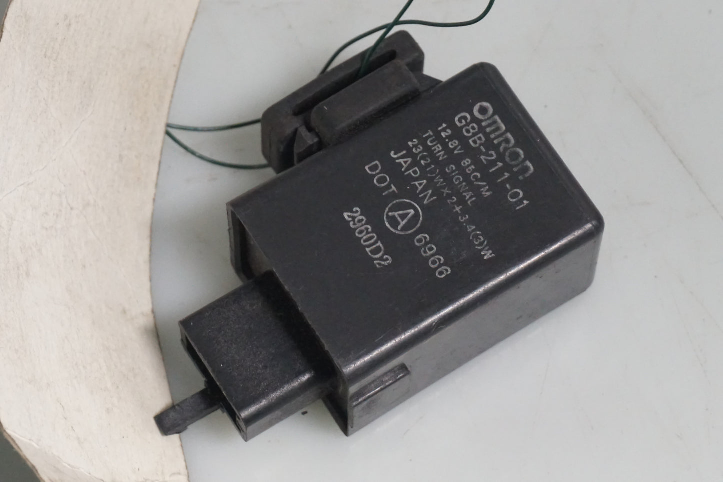 Framsidan på Blinkersrelä från en Honda VT 1100 C -2000 motorcykel.