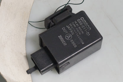 Framsidan på Blinkersrelä från en Honda VT 1100 C -2000 motorcykel.