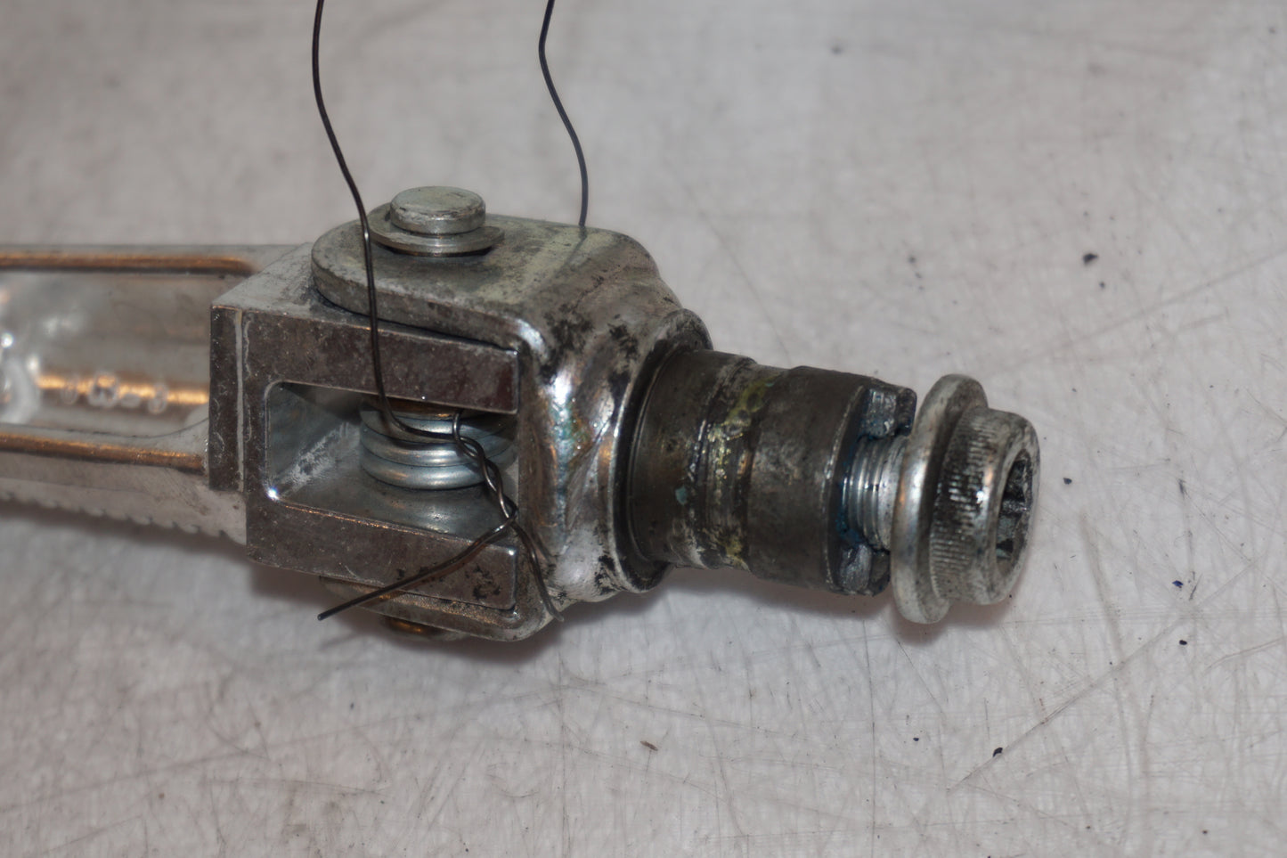 Extrabild1 på <p>Fotpinne vänster fram från Suzuki GSX-S 1000 2015.</p>

<p>Utan slitpig.</p> motorcykel.