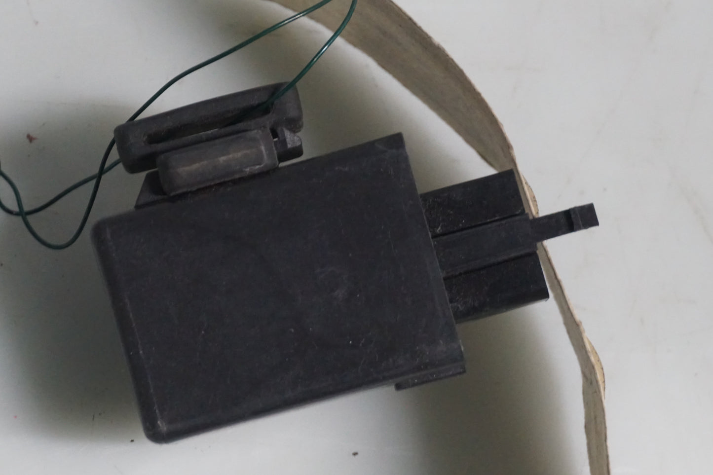 Baksidan på Blinkersrelä från en Honda VT 1100 C -2000 motorcykel.