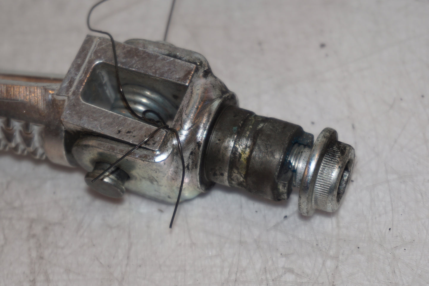 Extrabild2 på <p>Fotpinne vänster fram från Suzuki GSX-S 1000 2015.</p>

<p>Utan slitpig.</p> motorcykel.