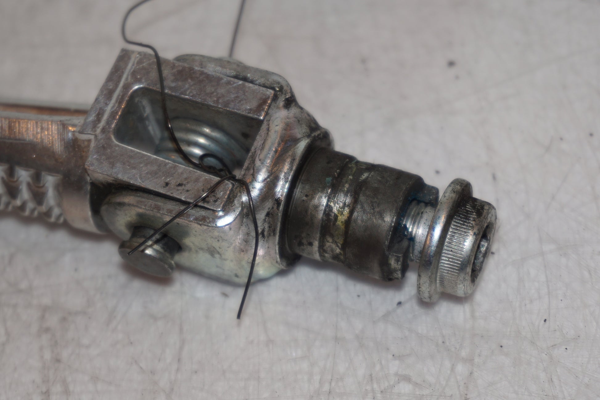 Extrabild2 på <p>Fotpinne vänster fram från Suzuki GSX-S 1000 2015.</p>

<p>Utan slitpig.</p> motorcykel.