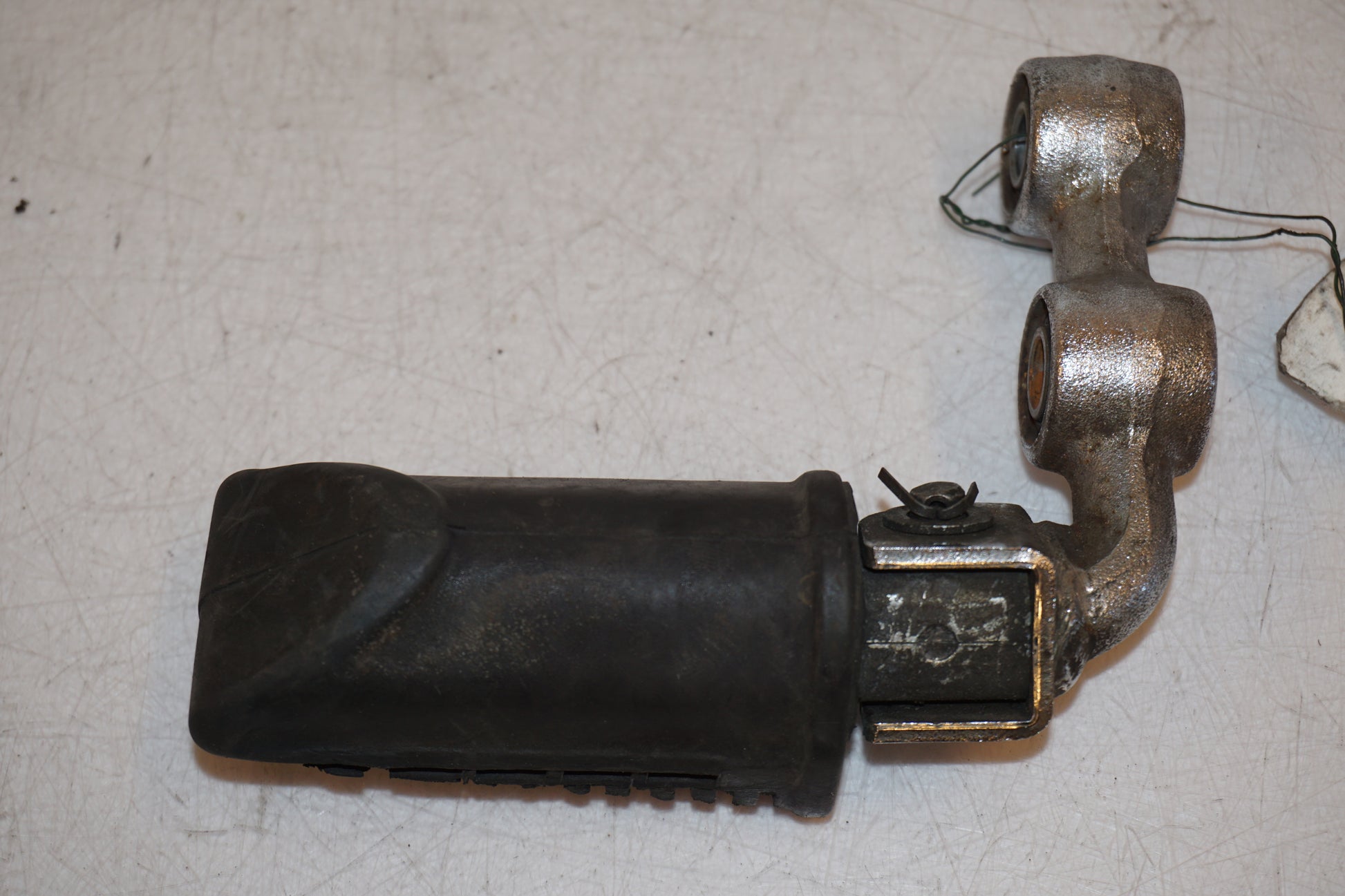 Baksidan på Fotpinne från en Suzuki GS 1000 -1983 motorcykel.