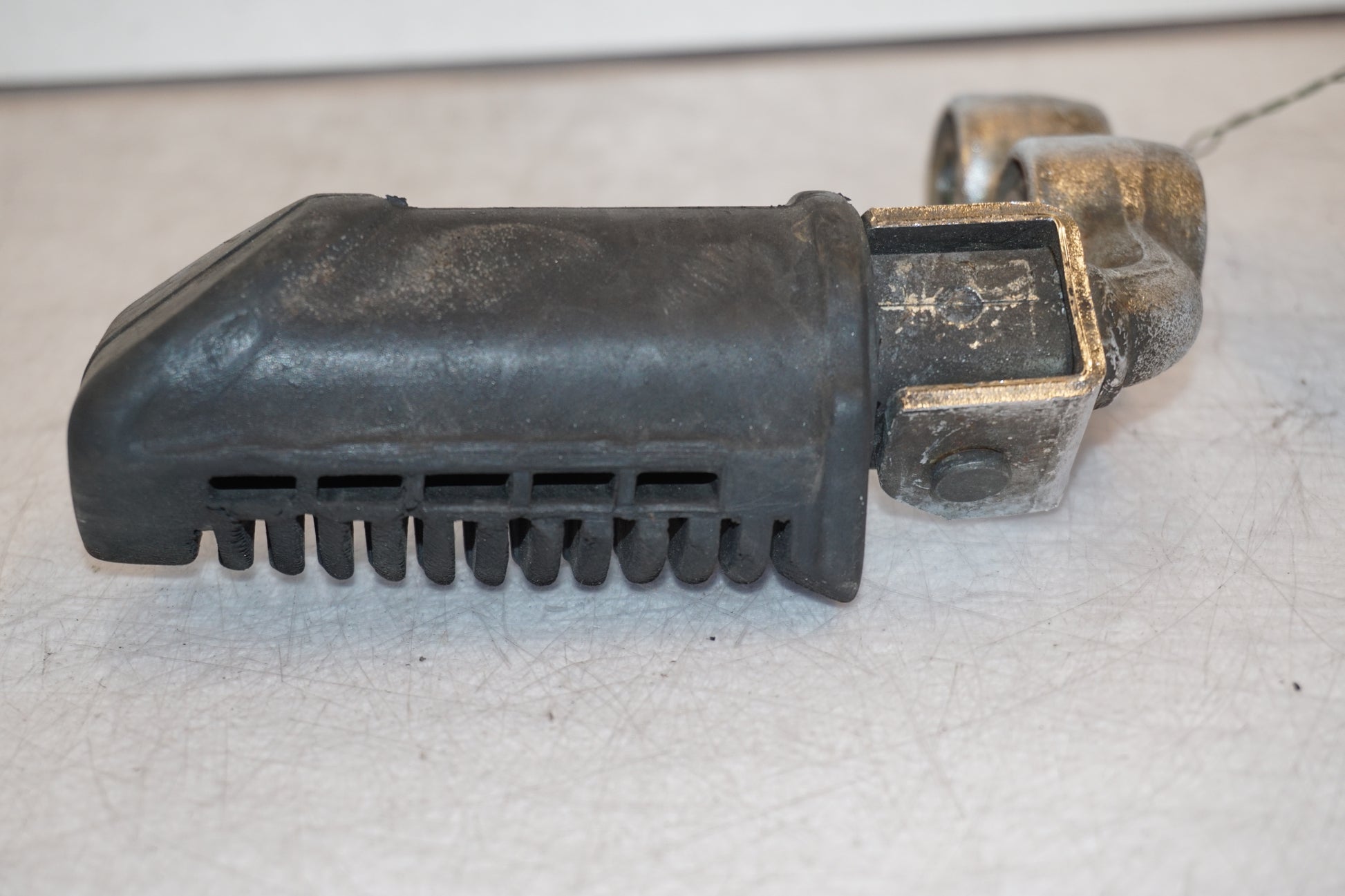 Vänster sida på Fotpinne från en Suzuki GS 1000 -1983 motorcykel.