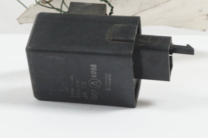 Framsidan på Blinkersrelä från en Honda CB 750 -1982 motorcykel.