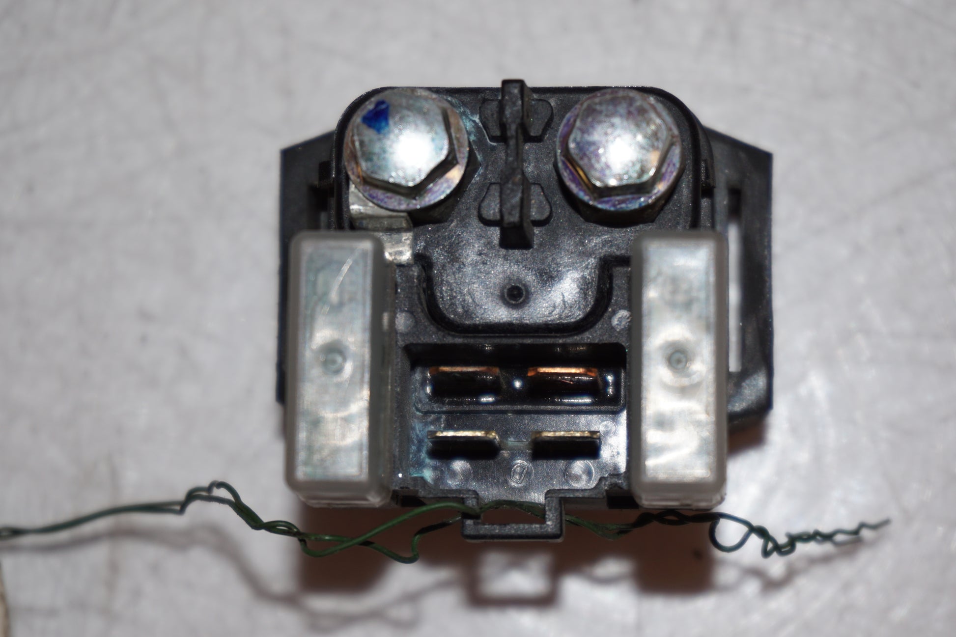 Snett nerifrån på Startrelä från en Yamaha XT 1200 Z -2011 motorcykel.