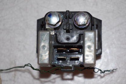 Snett nerifrån på Startrelä från en Yamaha XT 1200 Z -2011 motorcykel.