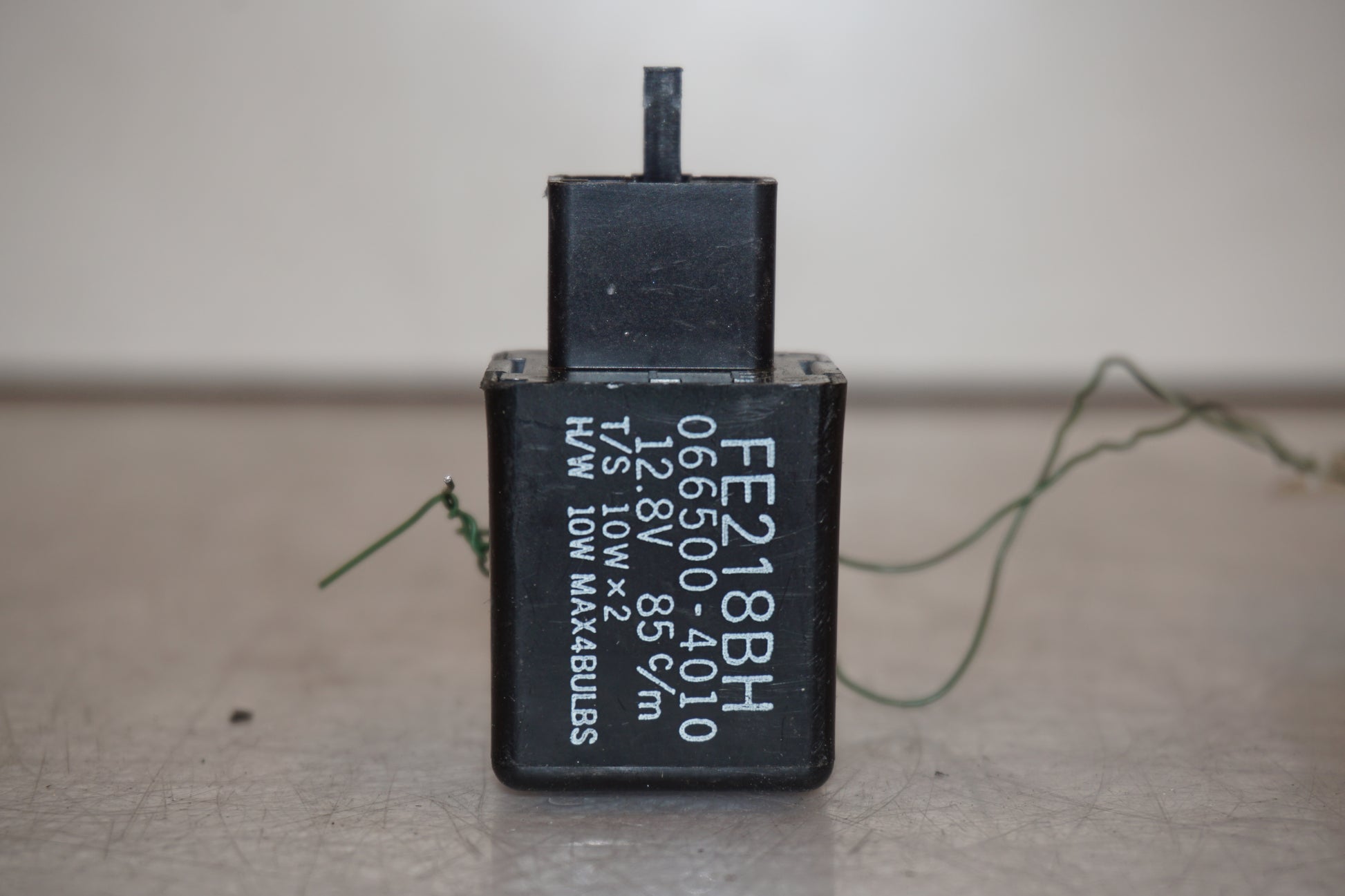 Baksidan på Blinkersrelä från en Yamaha XT 1200 Z -2011 motorcykel.