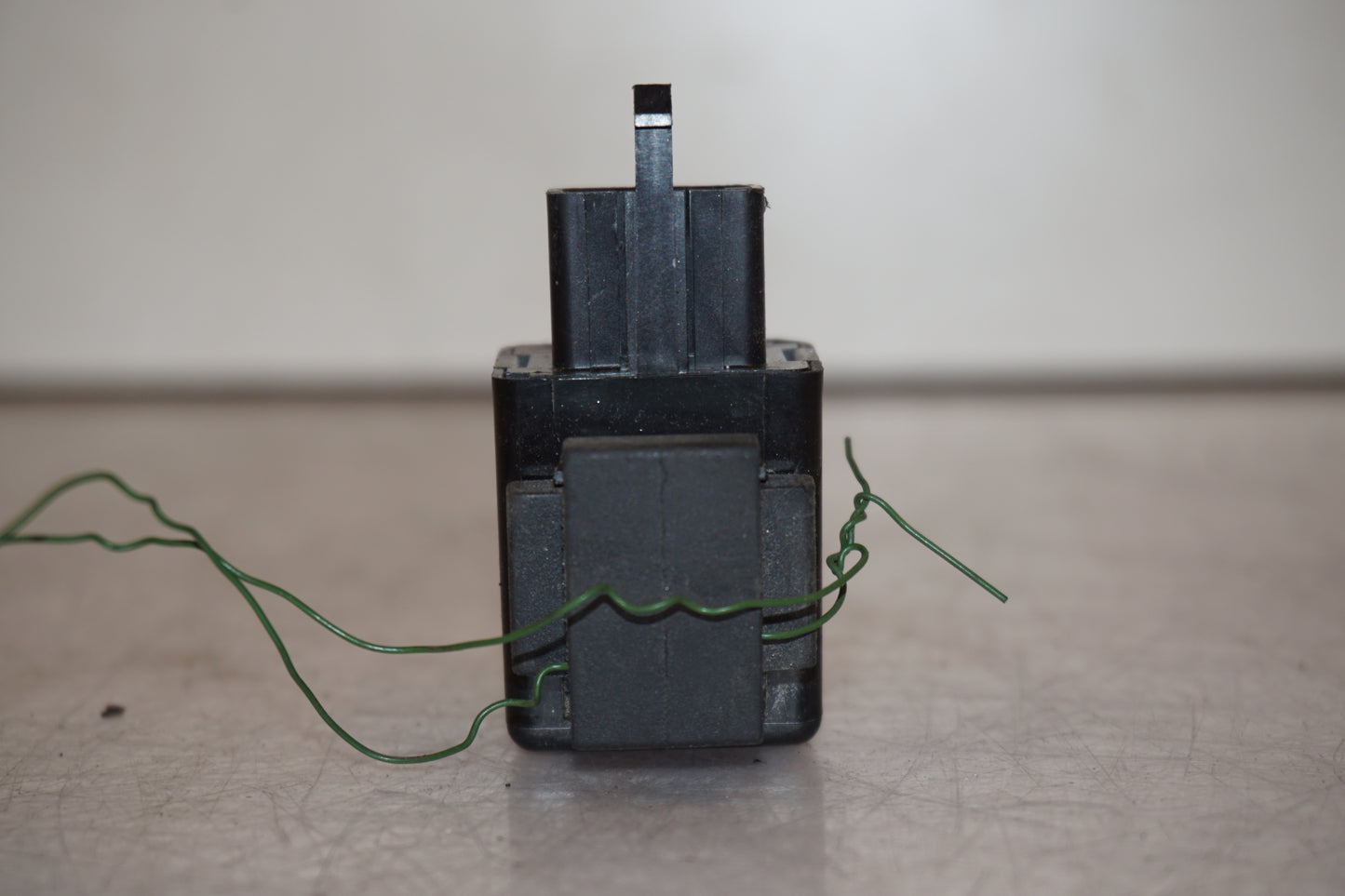 Vänster sida på Blinkersrelä från en Yamaha XT 1200 Z -2011 motorcykel.