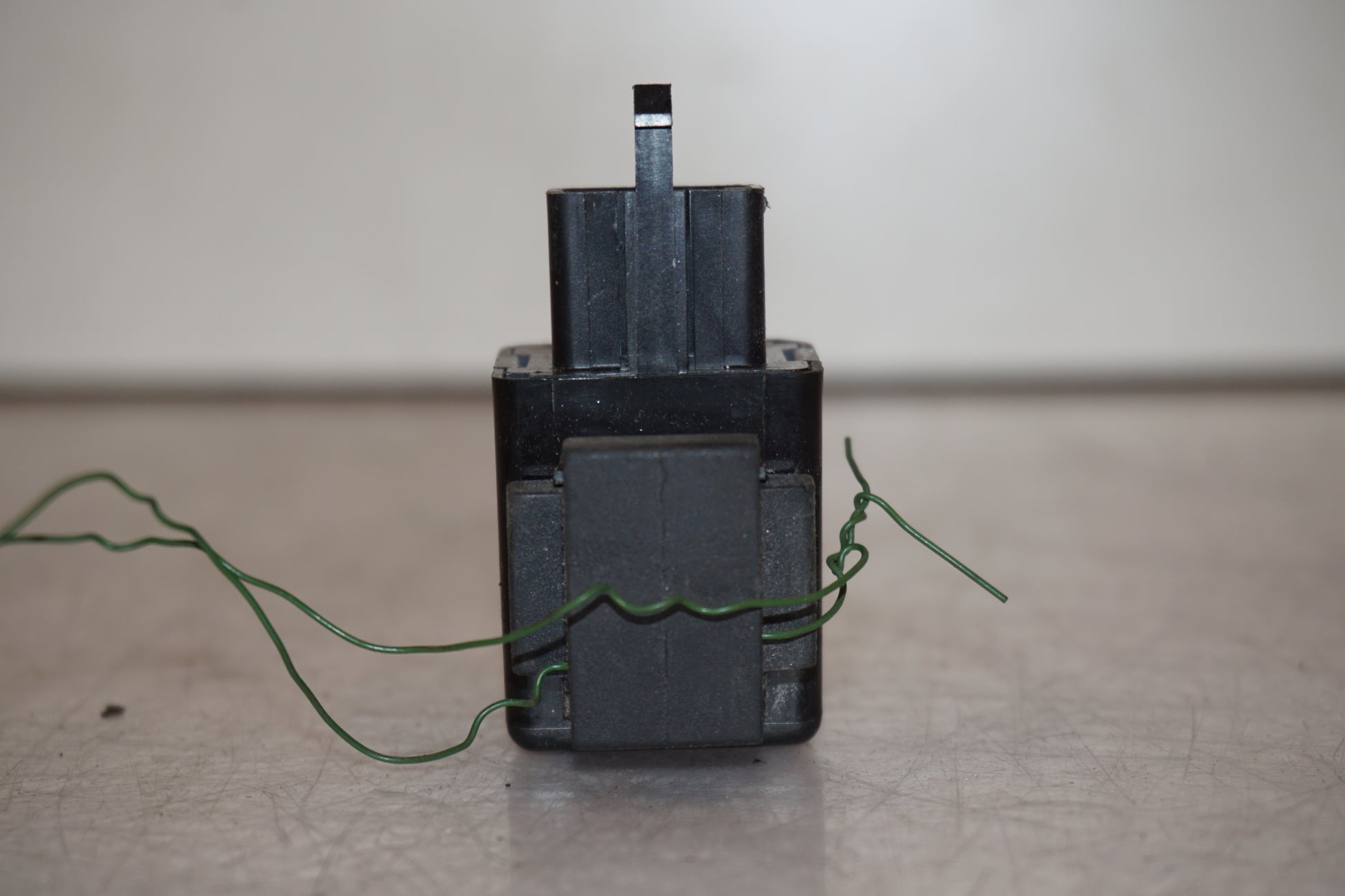 Vänster sida på Blinkersrelä från en Yamaha XT 1200 Z -2011 motorcykel.