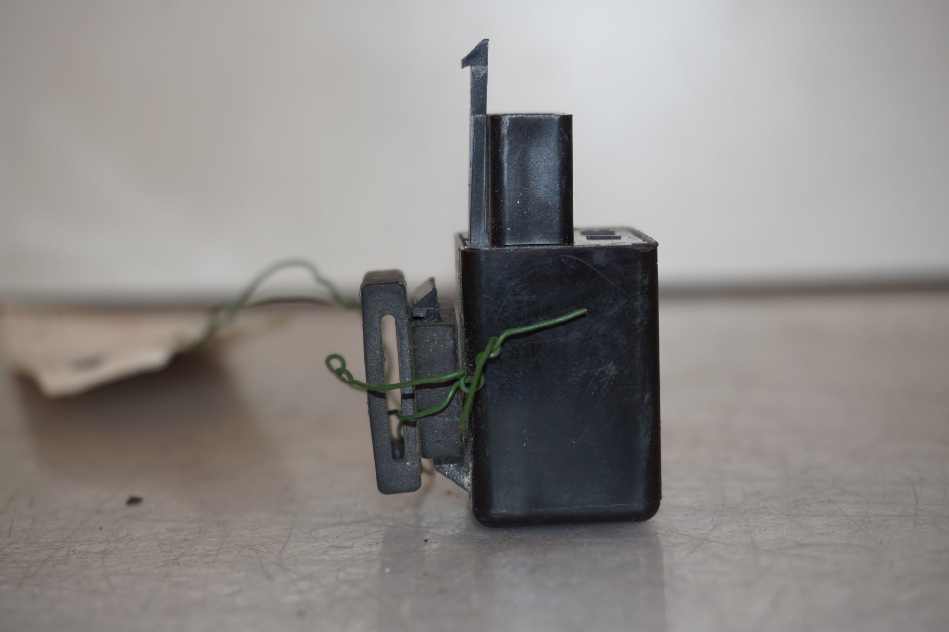 Snett uppifrån på Blinkersrelä från en Yamaha XT 1200 Z -2011 motorcykel.