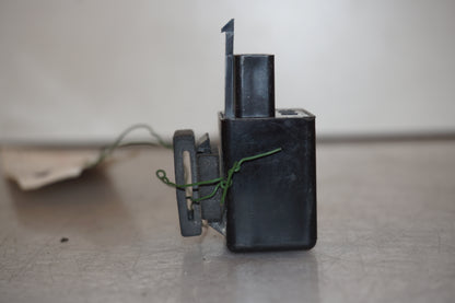 Snett uppifrån på Blinkersrelä från en Yamaha XT 1200 Z -2011 motorcykel.