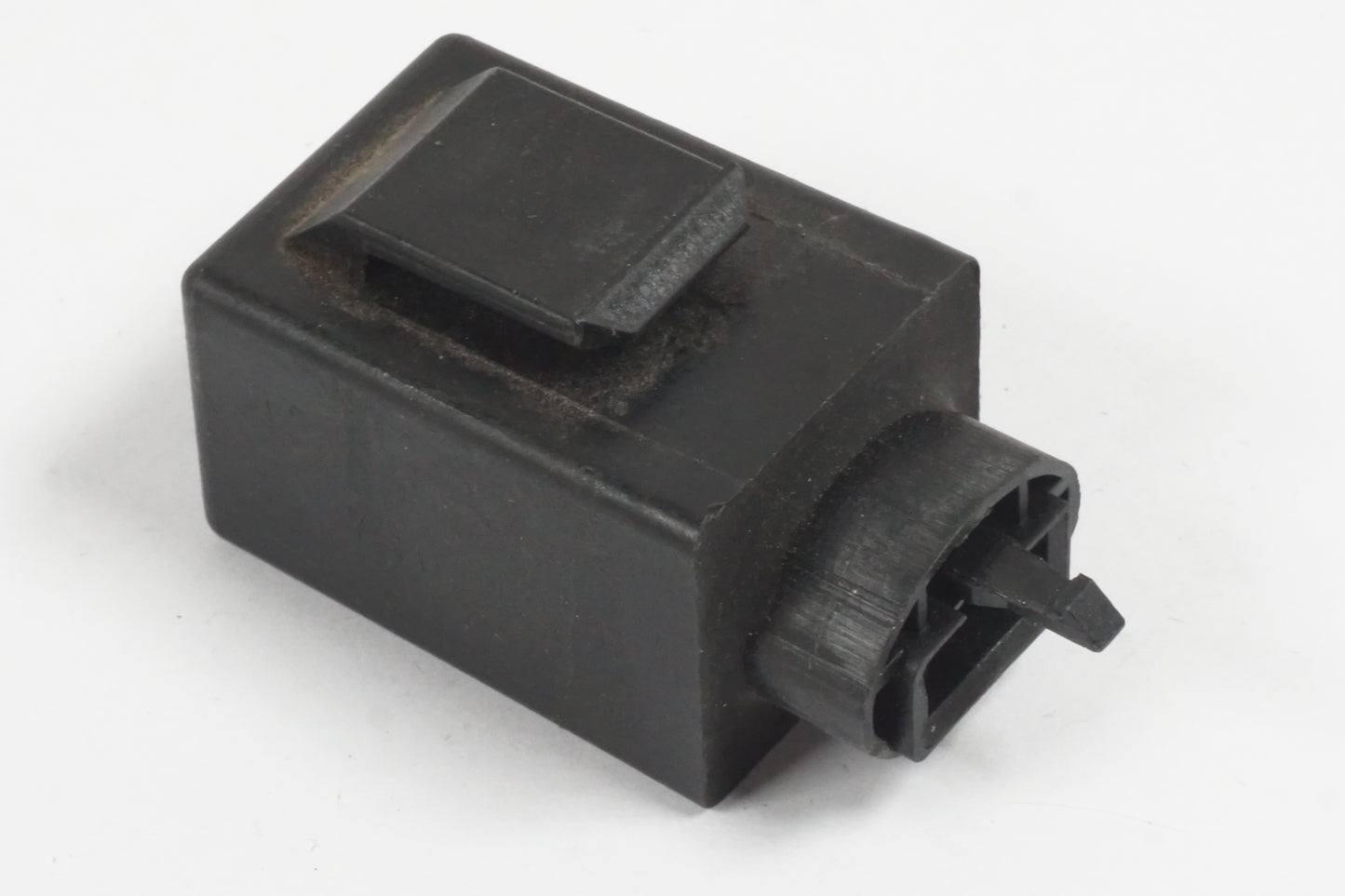 Baksidan på Blinkersrelä från en Honda CBR 900 RR -1995 motorcykel.