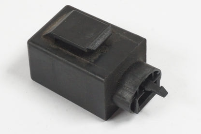 Baksidan på Blinkersrelä från en Honda CBR 900 RR -1995 motorcykel.