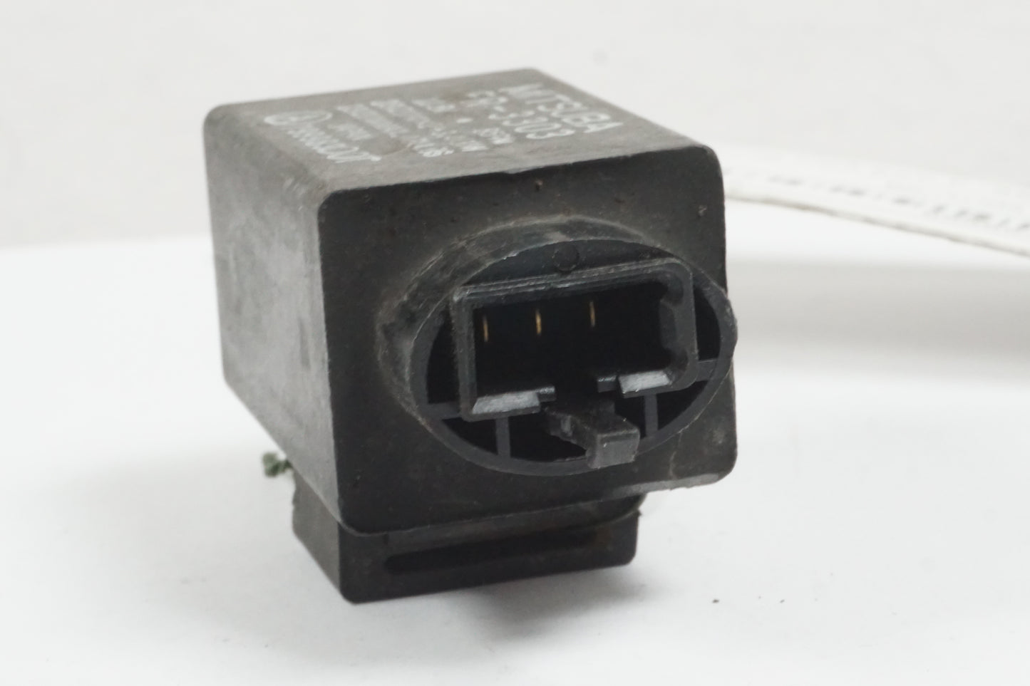 Baksidan på Blinkersrelä från en Honda CBR 600 -1998 motorcykel.