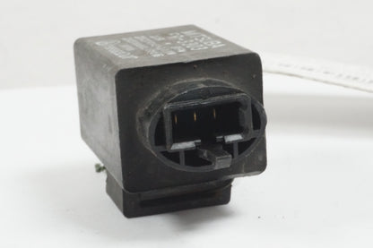 Baksidan på Blinkersrelä från en Honda CBR 600 -1998 motorcykel.