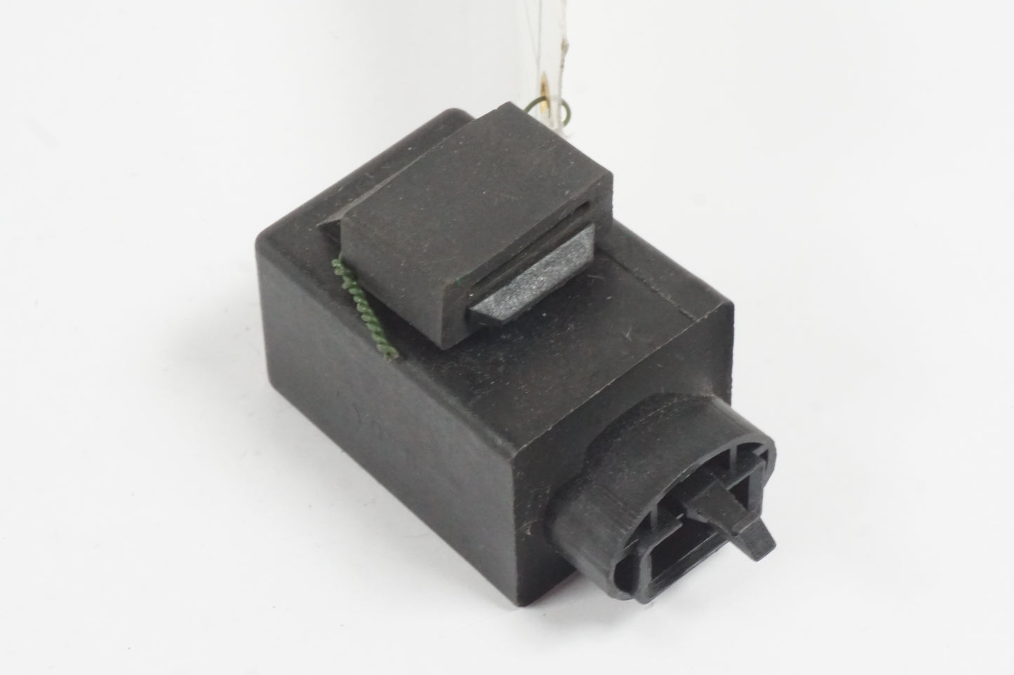 Baksidan på Blinkersrelä från en Honda CBR 600 -1997 motorcykel.