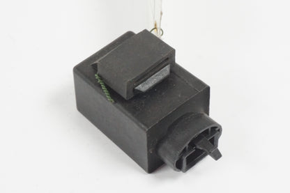 Baksidan på Blinkersrelä från en Honda CBR 600 -1997 motorcykel.