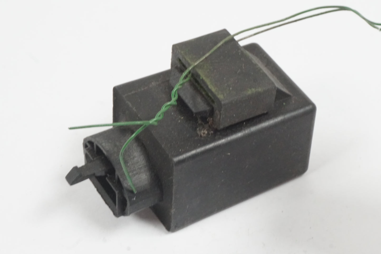 Baksidan på Blinkersrelä från en Honda CB 600 Hornet -1998 motorcykel.