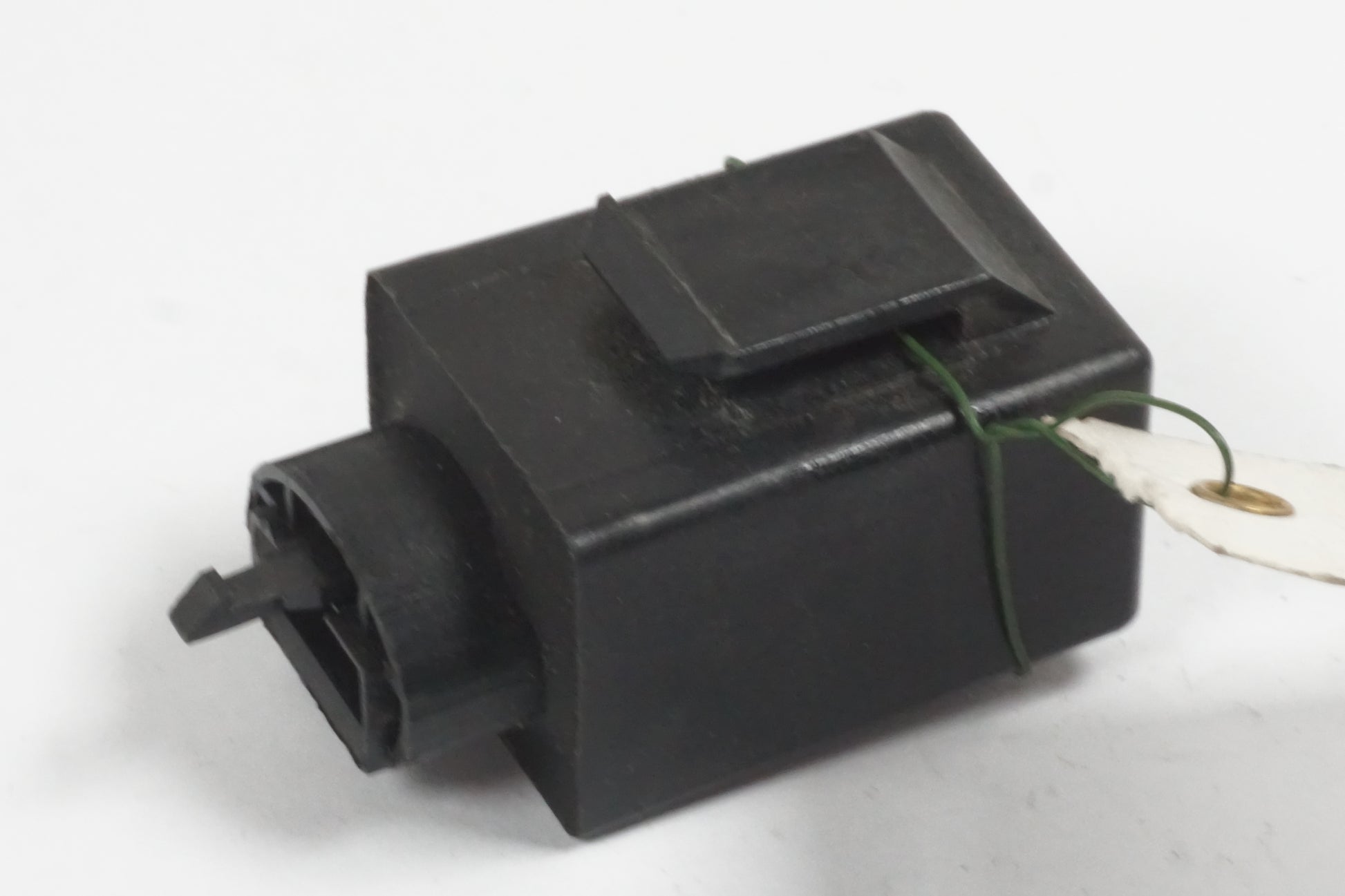 Baksidan på Blinkersrelä från en Honda VFR 800 -1998 motorcykel.