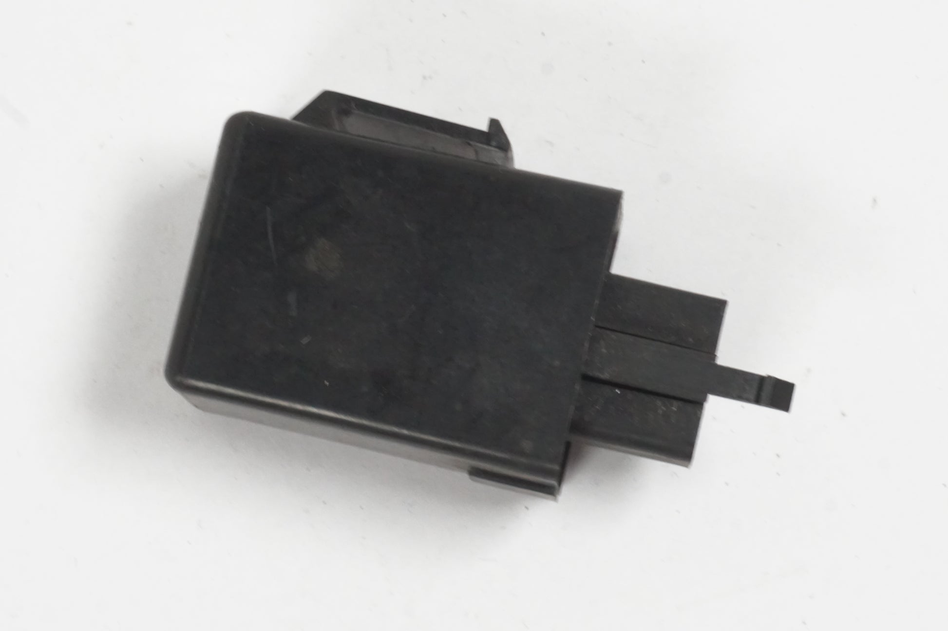 Baksidan på Blinkersrelä från en Honda VFR 750 -1990 motorcykel.