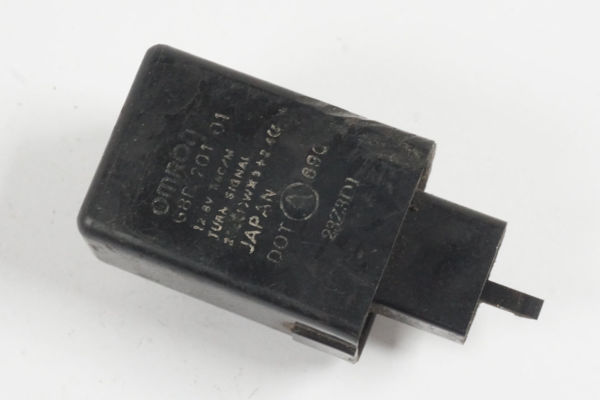 Framsidan på Blinkersrelä från en Honda VF 750 C -1983 motorcykel.