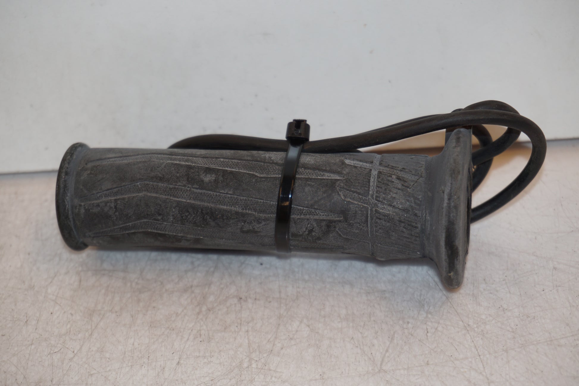 Framsidan på Gasreglage från en Yamaha XT 1200 Z -2011 motorcykel.