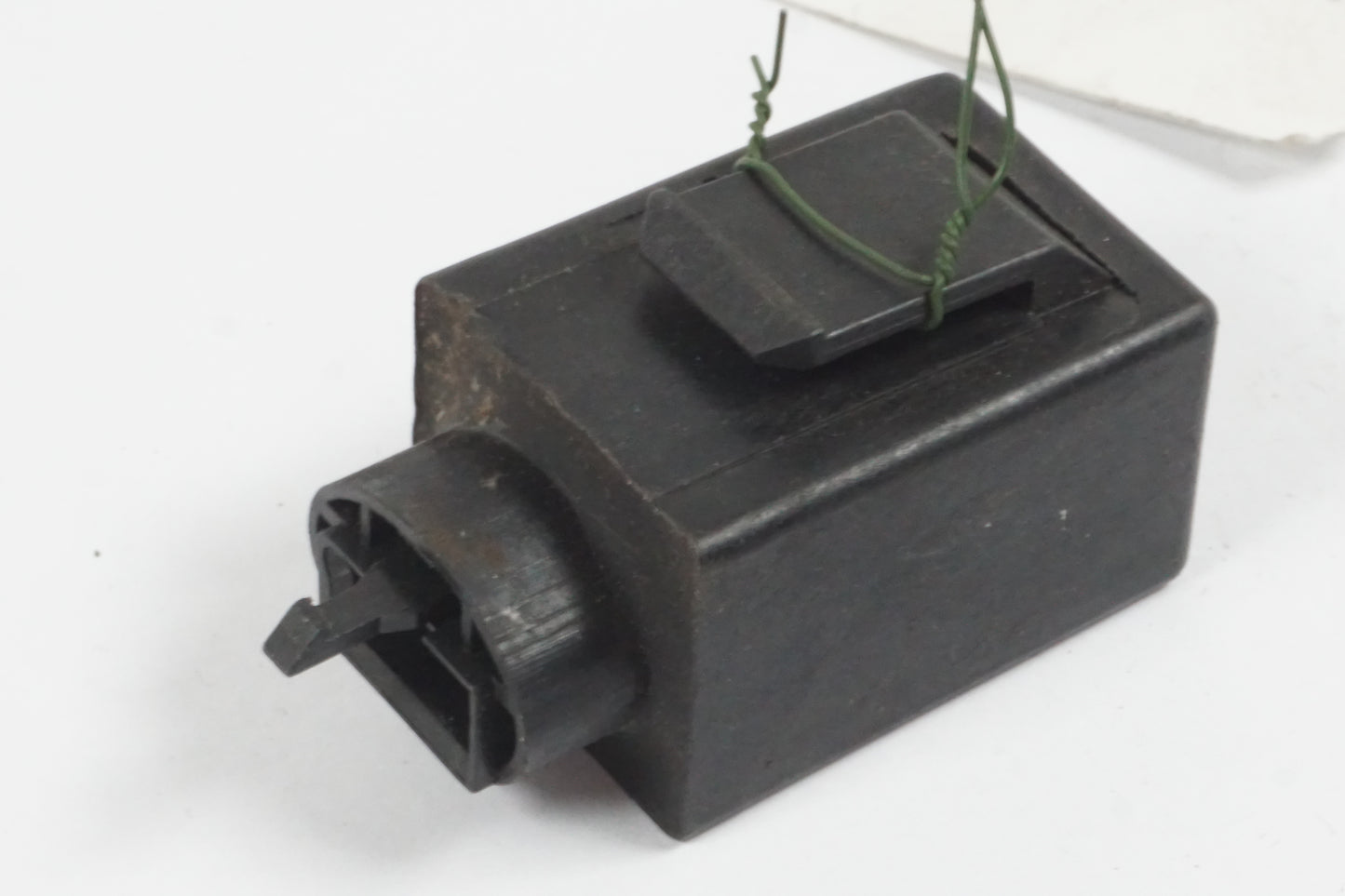 Baksidan på Blinkersrelä från en Honda CBR 900 RR -1997 motorcykel.