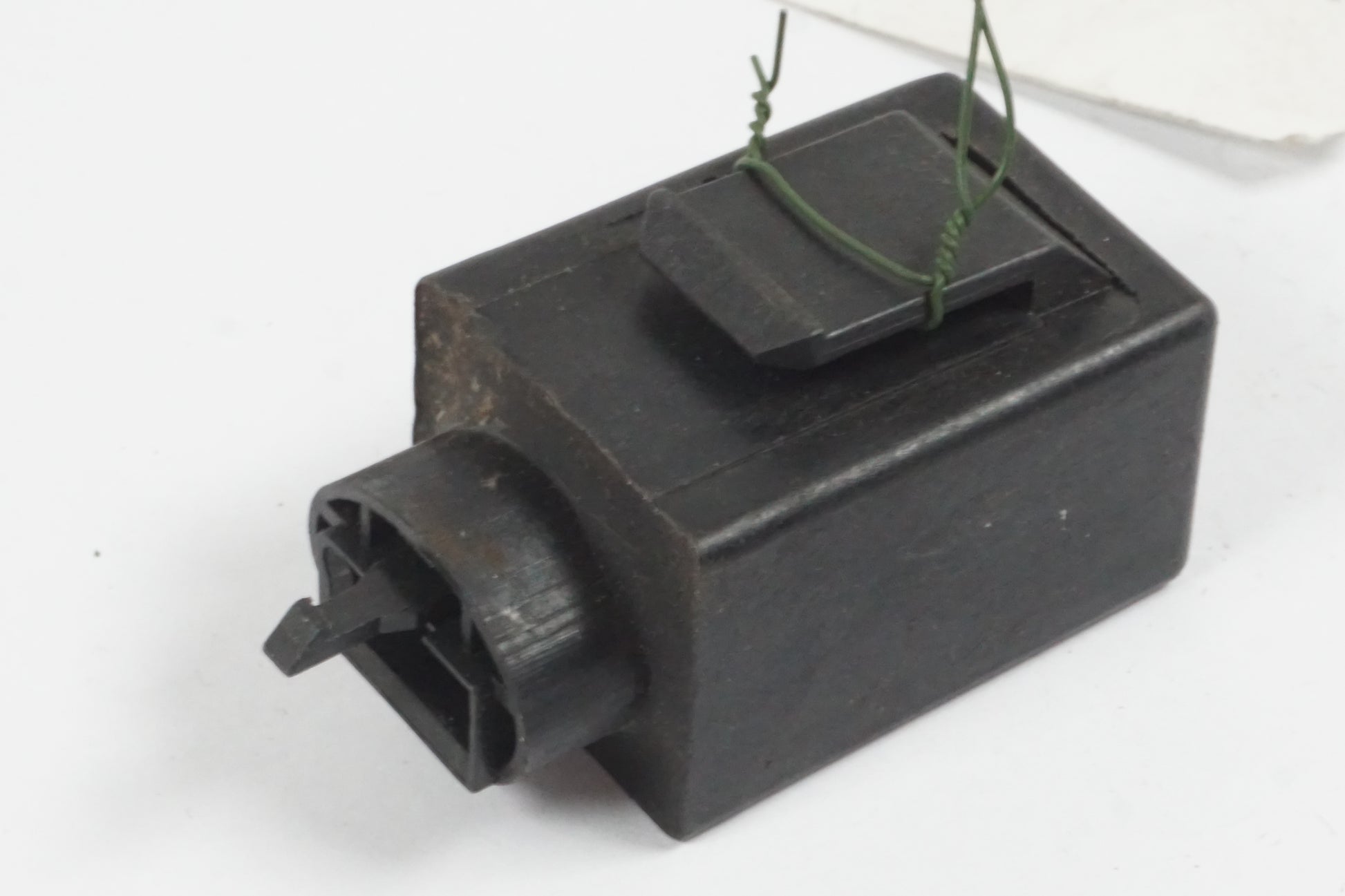 Baksidan på Blinkersrelä från en Honda CBR 900 RR -1997 motorcykel.