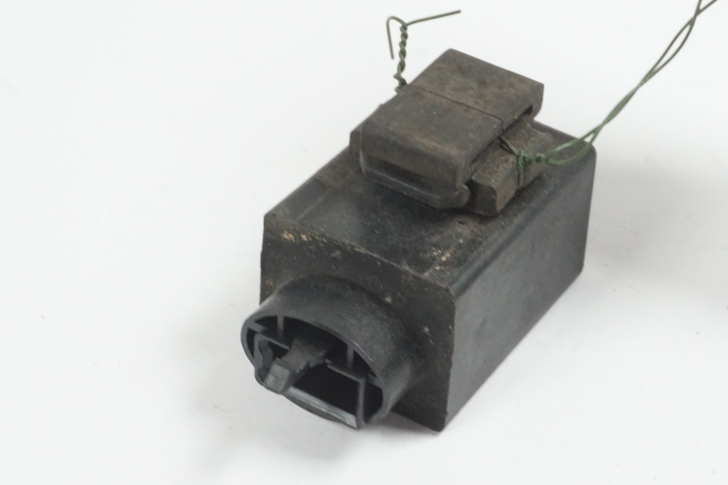 Baksidan på Blinkersrelä från en Honda CBR 1000 F -1993 motorcykel.