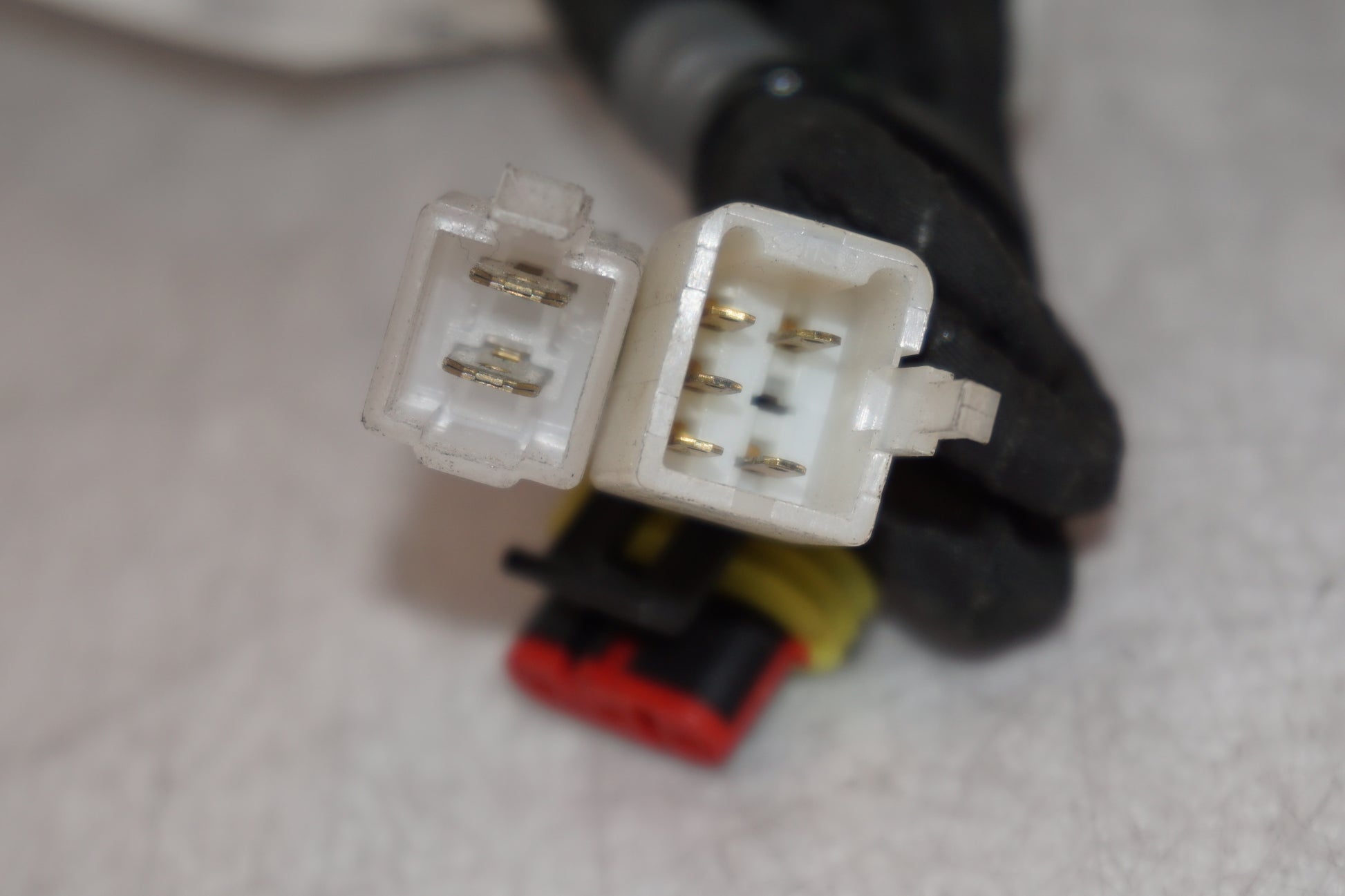 Snett uppifrån på Kablage från en Aprilia Tuono V4R -2018 motorcykel.